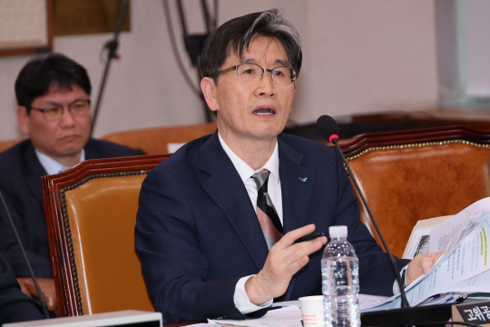 오동운 고위공직자범죄수사처장이 12일 서울 여의도 국회에서 열린 법제사법위원회 전체회의에서 윤석열 대통령의 구속 취소 관련 긴급 현안질의에 답하고 있다. 연합뉴스.